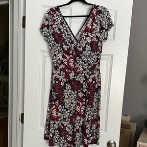 Kaileigh Floral V-Neck Mini Dress in Red and Black